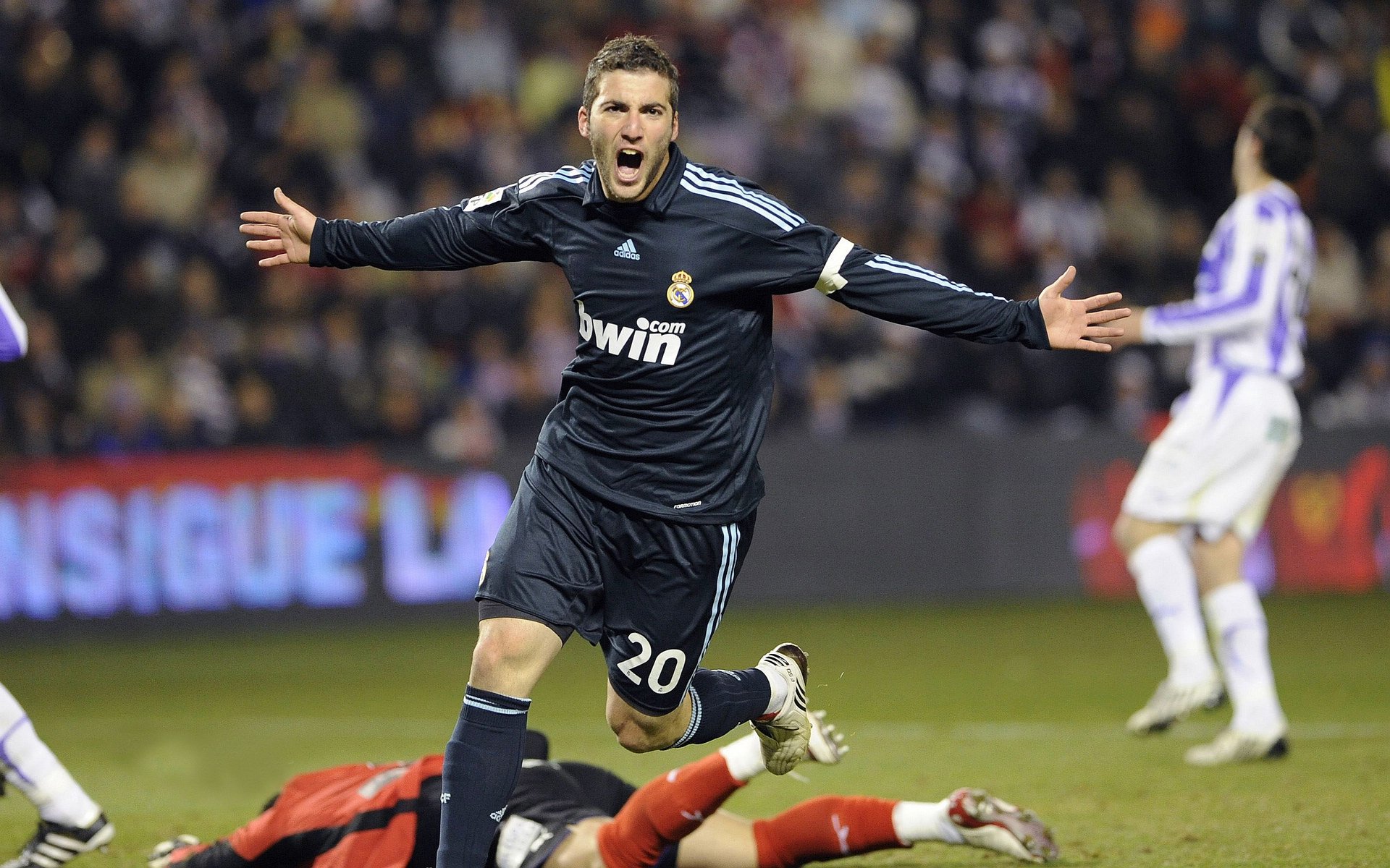 365wm-重返赛场引发热议！，姆巴佩在C9比赛中败北比赛高潮迭起